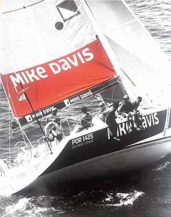 Veleiro Mike Davis com vela vermelha, arquivo