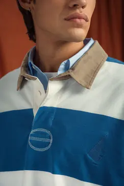 Detalhe de uma camisola de rugby às riscas Mike Davis, gola de bombazina