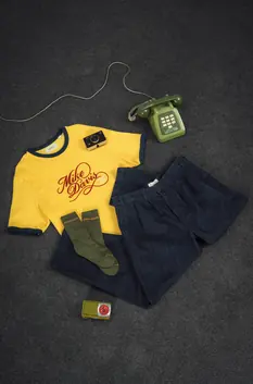 T-shirt amarela Mike Davis, calções e meias sobre fundo escuro